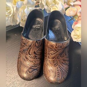 DANSKO Professional Black / Bronze Floral Patent Leather Clogs Size 38 / 7.5 US